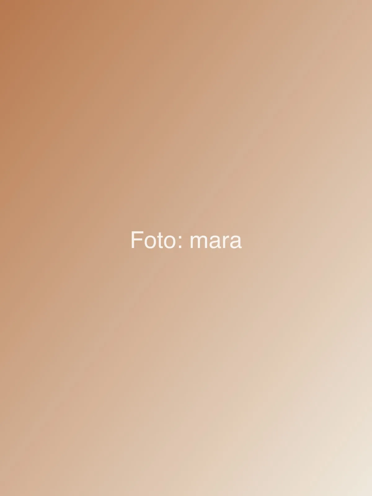 Porträt von Mara, lächelnd im Studio